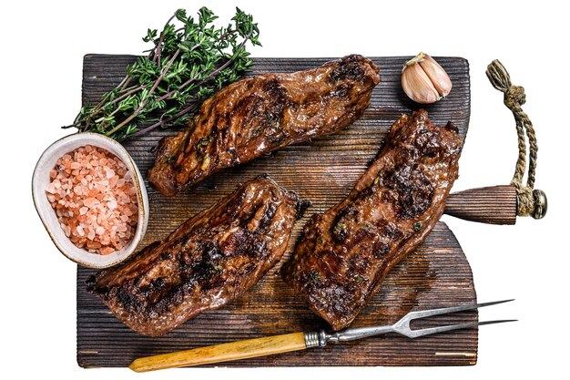 Foto bifes de peito grelhados em molho de churrasco isolados em fundo branco vista de cima