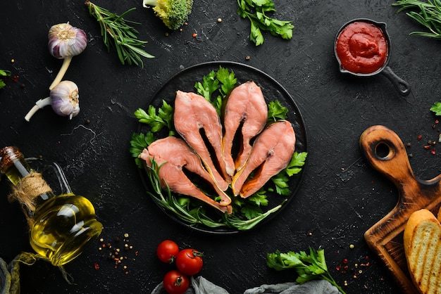 Bifes de peixe defumado em um prato preto Peixe salmão vermelho Vista superior Espaço para cópia gratuita