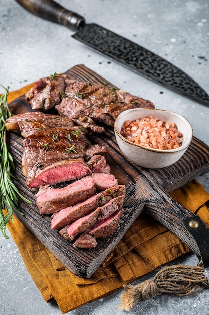 Bifes de perna de carneiro assado em fatias de carne de cordeiro Fundo cinza Vista superior