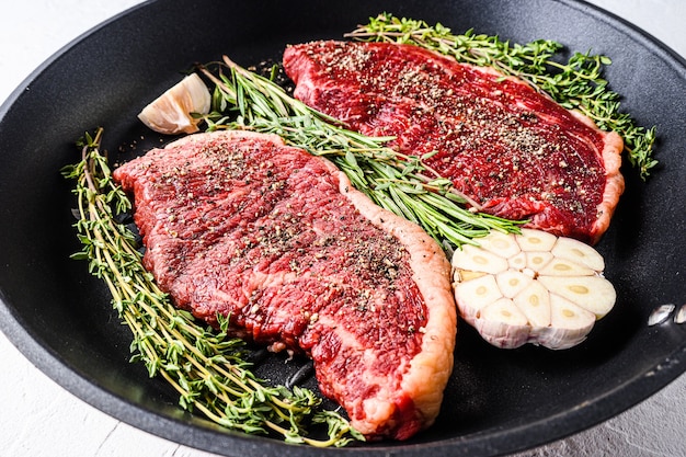 Bifes de picanha crua orgânica em um prato preto