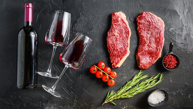 Bifes de picanha crua orgânica em uma mesa de concreto