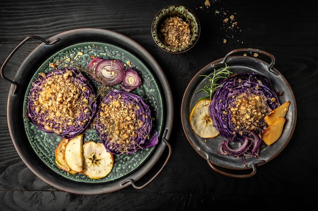 Bifes de repolho roxo assado vegan com nozes, cebolas de marmelo e maçãs Vista superior plana lay