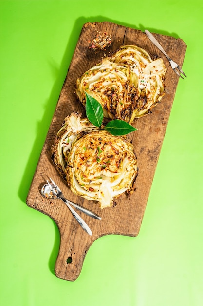 Bifes de repolho vegan caseiro com ervas e especiarias Alimentos saudáveis prontos para comer em uma tábua