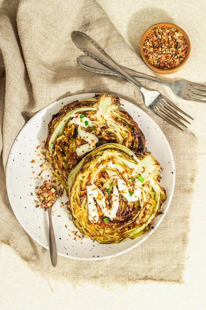 Bifes de repolho vegan caseiro com temperos de ervas e molho comida saudável pronta para comer