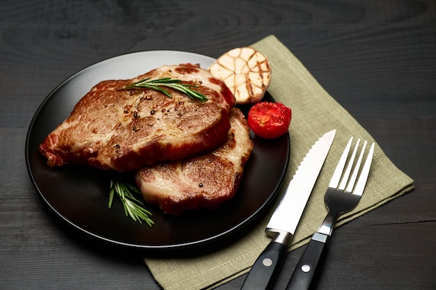 Bifes de rosbife grelhados em prato de cerâmica preta