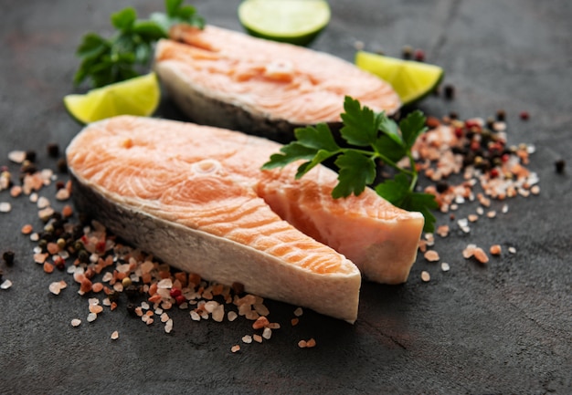 Foto bifes de salmão crus