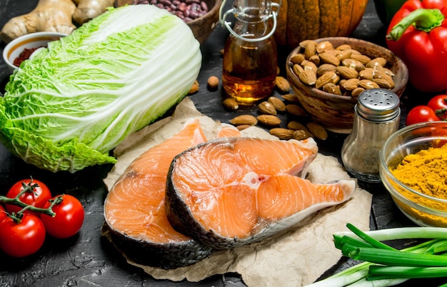 Bifes de salmão de comida saudável com vegetais orgânicos e nozes