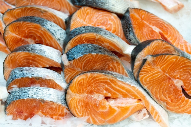 Bifes de salmão fresco. Venda de frutos do mar em um supermercado.