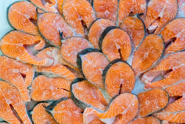 Bifes de salmão fresco. Venda de frutos do mar em um supermercado.