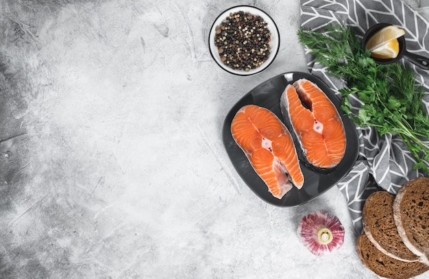 Bifes frescos de salmão vermelho com especiarias, ervas e limão