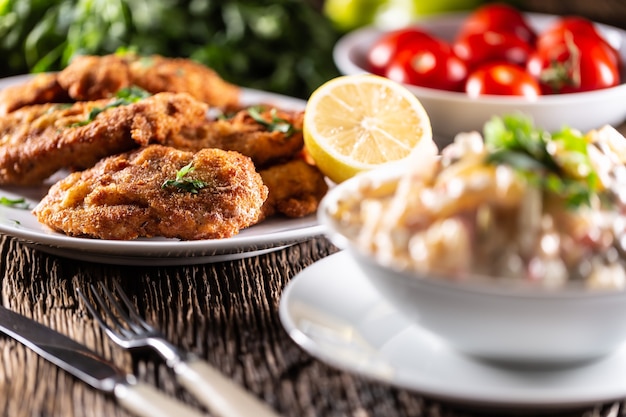 Bifes fritos e salada de batata, prato tradicional servido nas férias de Natal ou Páscoa.