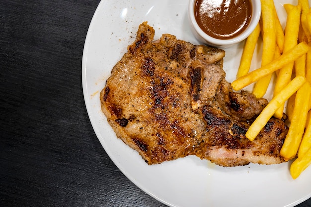 Bifes grelhados batatas assadas e salada de legumes