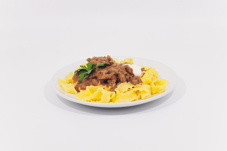 Foto bifes grelhados batatas cozidas e salada de vegetais em fundo branco