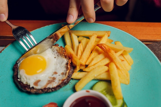 Bifes grelhados Batatas fritas Ovo frito e legumes