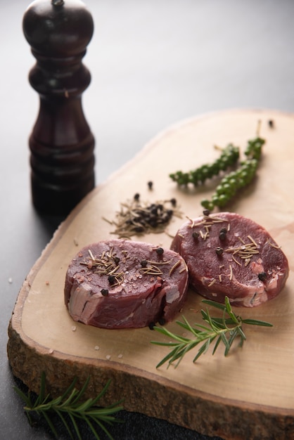 Bifes Prime Black Angus frescos crus na tábua de madeira