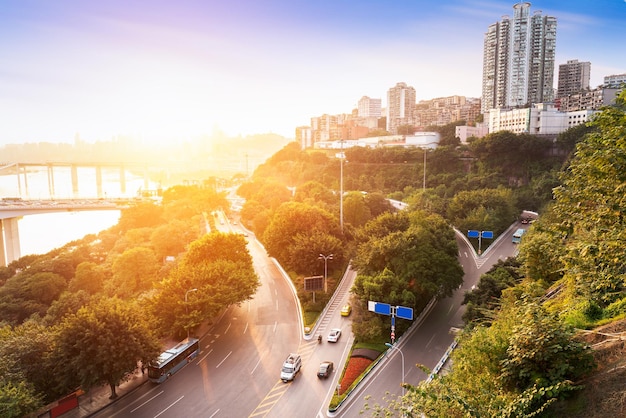 Bifurcação do viaduto Chongqing Panshan ao anoitecer