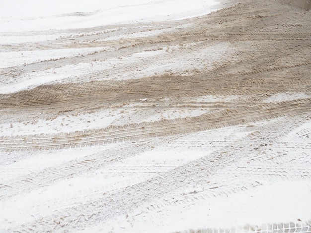 Una bifurcación o un apartadero de una rotonda Ventisqueros a un lado de la carretera Mal tiempo Nieve sobre el asfalto Condiciones de tráfico y conducción difíciles Aguanieve invernal en la carretera Distancia de frenado de un coche