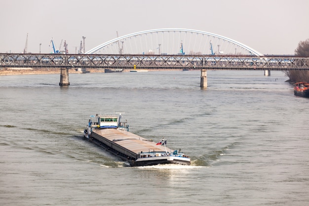 Big Barge navigiert die Donau in Bratislava