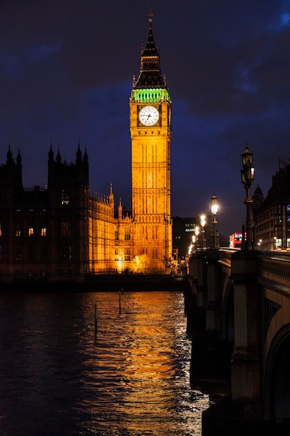 Big Ben ao anoitecer do outro lado da Ponte de Westminster, em Londres