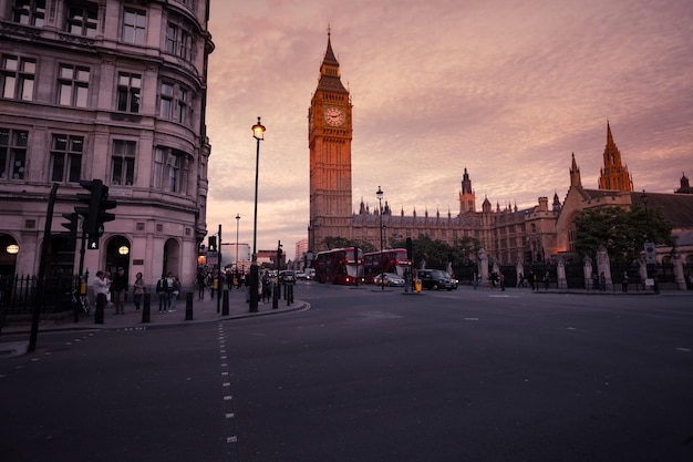 Big Ben por la carretera durante la puesta de sol en la ciudad