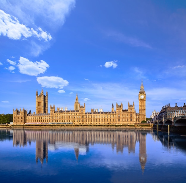 Big ben clock tower y el río támesis de londres