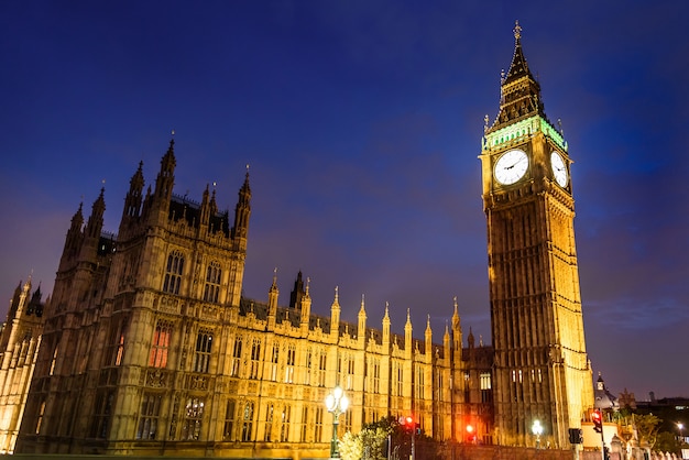 Big Ben Clock Tower und Parlamentsgebäude in der Nacht