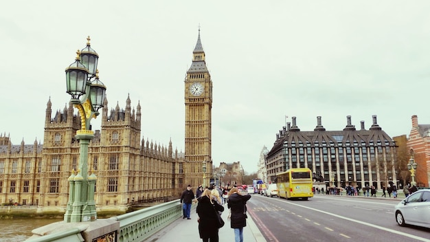 Big Ben com edifícios no fundo