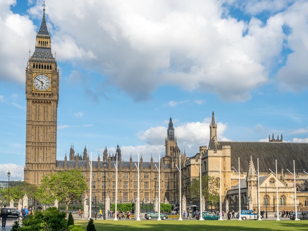 Big Ben do jardim da praça Paliament em Londres