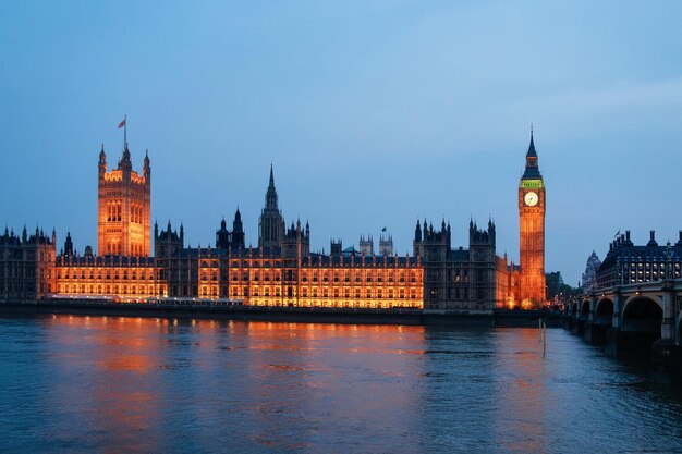Big Ben do Palácio de Westminster, na cidade velha de Londres, no Reino Unido, à noite. Rio Tamisa na capital da cidade do Reino Unido. Inglaterra na primavera. Vista da cidade à beira do banco.