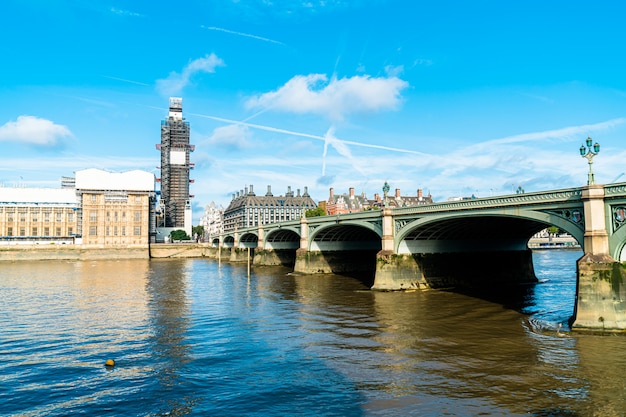 Big Ben e Westminster Bridge em Londres, Reino Unido