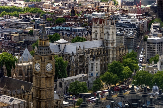 Big Ben con edificios de la ciudad en el fondo