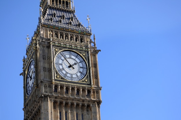 Big Ben em Londres com fundo de céu azul