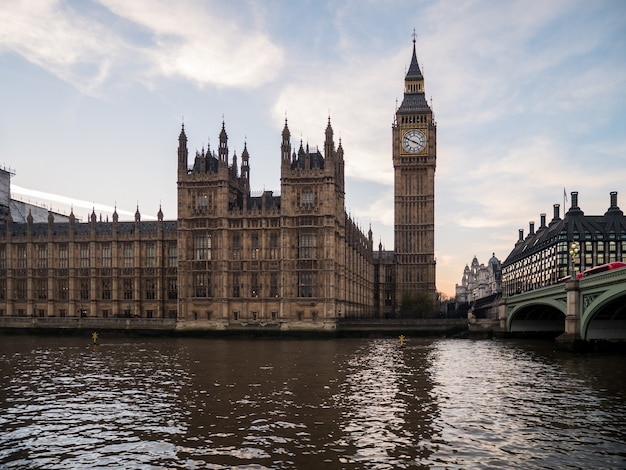 Big Ben in London von der Themse.