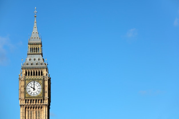 Big ben isolado contra um céu azul profundo