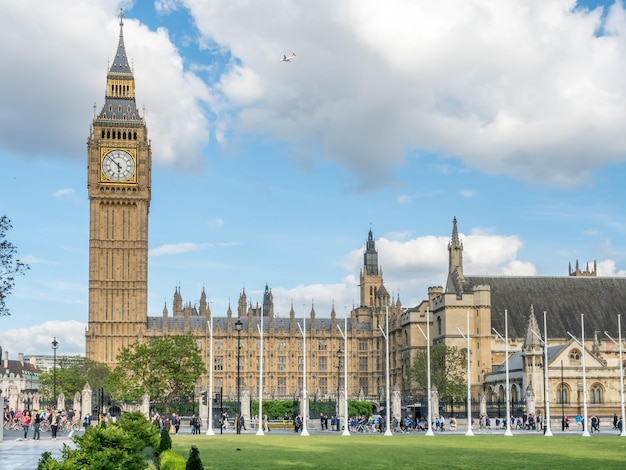 Big Ben del jardín cuadrado de Paliament en Londres