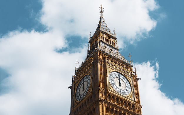 Big Ben, London, Großbritannien. Ein Blick auf das beliebte Londoner Wahrzeichen, den Glockenturm, bekannt als Big Ben. Der gotische Turm ist ein ikonisches Londoner Wahrzeichen der Houses of Parliament