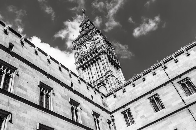 Big Ben, London, Großbritannien. Ein Blick auf das beliebte Londoner Wahrzeichen, den Glockenturm, bekannt als Big Ben. Der gotische Turm ist ein ikonisches Londoner Wahrzeichen der Houses of Parliament