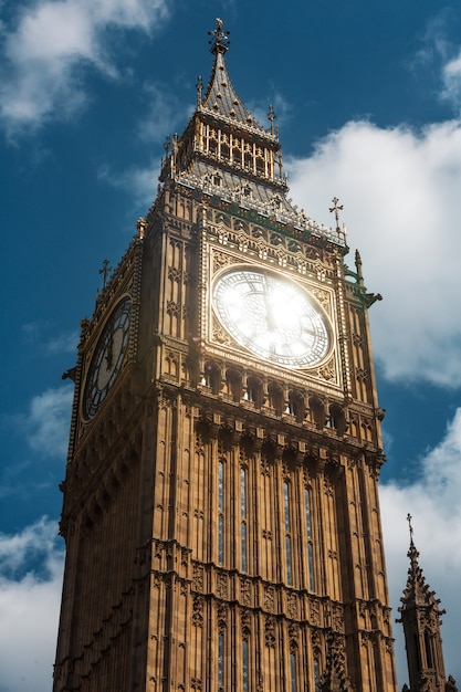 Big Ben, Londres, Reino Unido. Uma vista do famoso ponto turístico de Londres, a torre do relógio conhecida como Big Ben. A torre gótica é um marco icônico das Casas do Parlamento em Londres