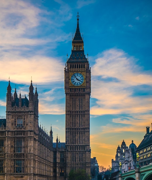 Big Ben en Londres desde el río Támesis.