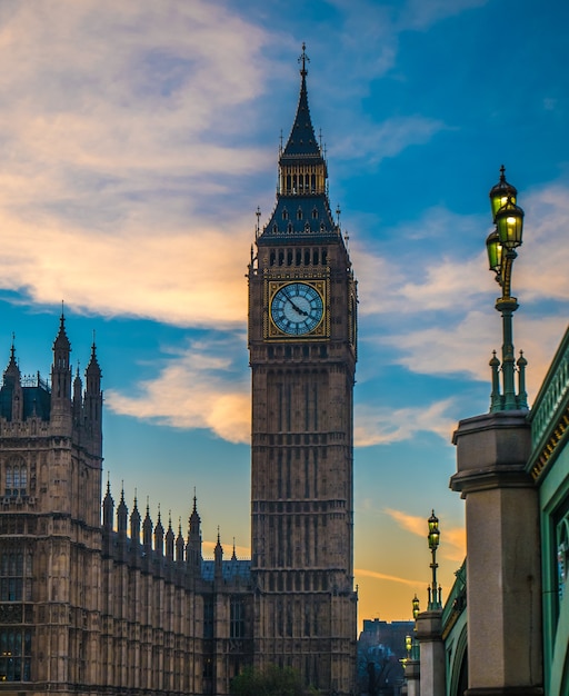 Big Ben en Londres desde el río Támesis.