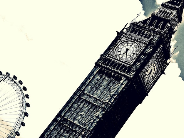 Foto big ben y el ojo de londres contra el cielo