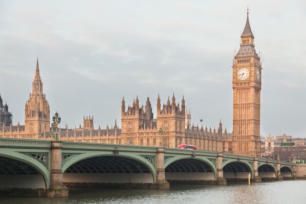 Big Ben und Parlamentsgebäude am frühen Morgen in London