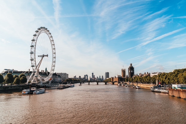 Big Ben und Westminster Bridge in London