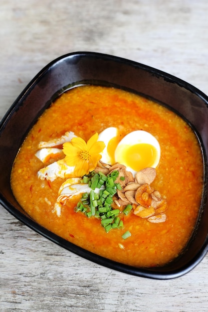 Big Bowl Arroz Caldo servido em uma tigela isolada na vista lateral de fundo cinza da sopa