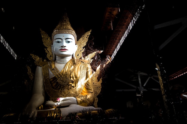 Big Buddha ist die Hauptattraktion in Yangon