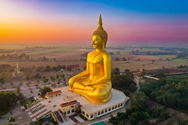 Big Buddha während des Sonnenuntergangs am Wat Muang in Ang Thong Thailand