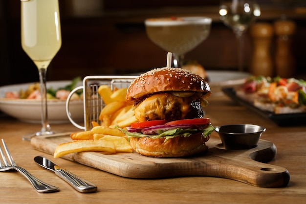 Big Cheeseburger mit Pommes frites isoliert auf weißem Hintergrund Hamburger mit Rindfleisch Patty Zwiebel Tomate Salat Pickles geschmolzener Cheddar Senf Tomatenmarmelade Mayo