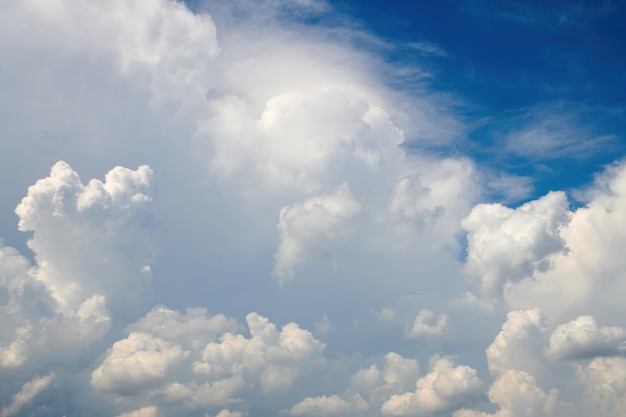 Big Cumuluswolken Bewölkt und blauer Himmel Sommerhimmel mit lockigen weißen Wolken Himmel und Unendlichkeit