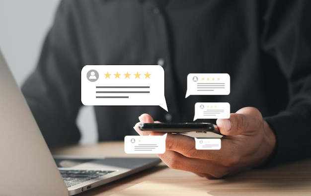 Big Data-Analysen und Business Intelligence-Konzept Geschäftsmann mit globaler Netzwerkverbindung Weltkarte Punkt- und Linienkomposition-Konzept des globalen Geschäfts Digitale Link-Technologie