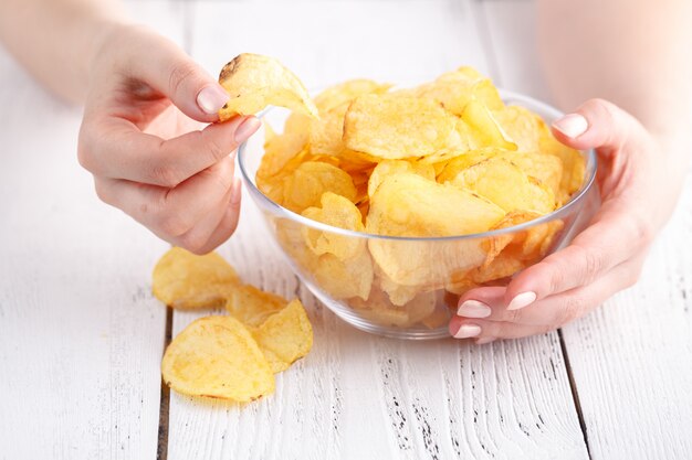 Big Dish voller Kartoffelschiffe und Frauen nehmen eine